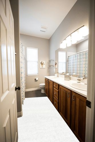 nuLOOM Marleen Contemporary Shag Runner Rug, 2' 8" x 8', White in Wooden and Grey Bathroom