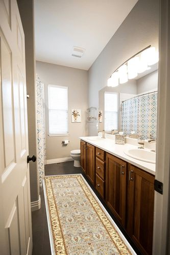 SAFAVIEH Lyndhurst Collection Runner Rug - 2'3" x 8', Light Blue & Ivory, Traditional Oriental Design, Non-Shedding & Easy Care, Ideal for High Traffic Areas in Living Room, Bedroom (LNH312B) in Wooden and Grey Bathroom