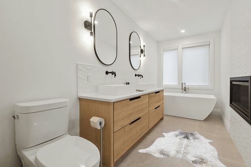 Loloi II Odessa Collection ODE-02 Silver/Grey 3'-10" x 5' Accent Rug in Scandinavian Neutral bathroom