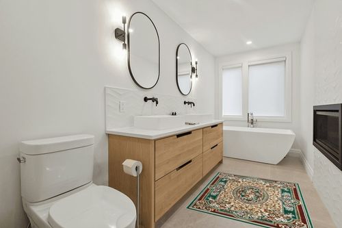 AllStar Rugs Green 4x6 Traditional Area Rug (3' 9" x 5' 1") in Scandinavian Neutral bathroom