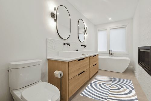 nuLOOM Modern Swirls Machine Washable Area Rug 4' x 6' in Blue in Scandinavian Neutral bathroom