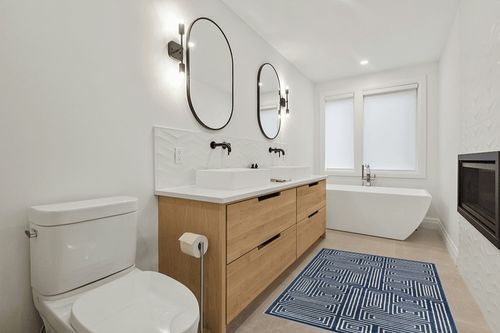 SAFAVIEH Amherst Collection Accent Rug - 4' x 6', Navy & Ivory, Mid-Century Modern Design, Non-Shedding & Easy Care, Ideal for High Traffic Areas in Entryway, Living Room, Bedroom (AMT430P) in Scandinavian Neutral bathroom