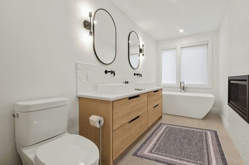 Unique Loom Outdoor Border Collection Area Rug - Soft Border (4' 1" x 6' 1" Rectangle, Black/ Ivory) in Scandinavian Neutral bathroom