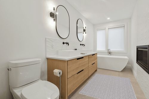 Martha Stewart Collection by SAFAVIEH 4' x 6' Grey/Ivory MSR484F Contemporary Geometric Cotton Area Rug in Scandinavian Neutral bathroom