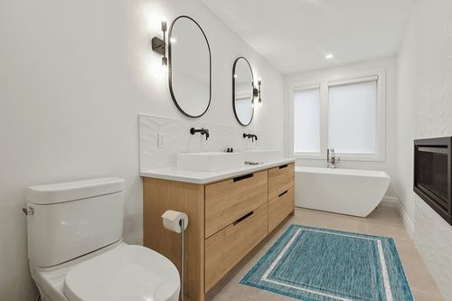 Unique Loom Outdoor Border Collection Area Rug - Soft Border (4' 1" x 6' 1" Rectangle, Teal/ Ivory) in Scandinavian Neutral bathroom