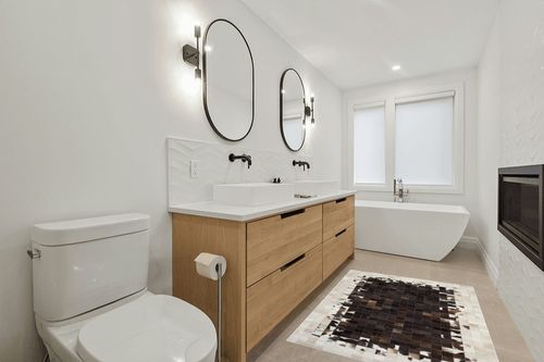 SAFAVIEH Studio Leather Collection 4' x 6' Ivory / Dark Brown STL215B Handmade Mid-Century Modern Leather Area Rug in Scandinavian Neutral bathroom