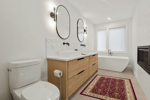 SAFAVIEH Lyndhurst Collection Accent Rug - 4' x 6', Red & Ivory, Traditional Oriental Design, Non-Shedding & Easy Care, Ideal for High Traffic Areas in Entryway, Living Room, Bedroom (LNH312A) in Scandinavian Neutral bathroom