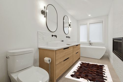 SAFAVIEH Studio Leather Collection 4' x 6' Ivory / Brown STL806A Handmade Mid-Century Modern Leather Area Rug in Scandinavian Neutral bathroom