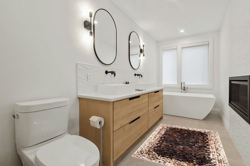 SAFAVIEH Studio Leather Collection 4' x 6' Beige/Brown STL803B Handmade Mid-Century Modern Leather Area Rug in Scandinavian Neutral bathroom