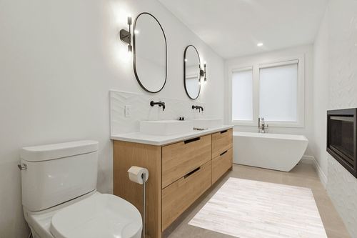 SAFAVIEH Studio Leather Collection 4' x 6' Ivory / Light Grey STL804A Handmade Mid-Century Modern Leather Area Rug in Scandinavian Neutral bathroom