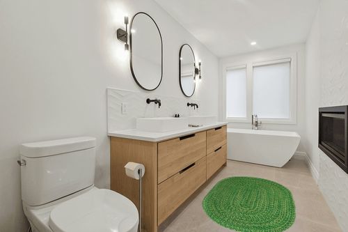 Super Area Rugs Cantebury Handmade Farmhouse Indoor/Outdoor Braided Rug Green Multicolor 4' x 6' Oval in Scandinavian Neutral bathroom