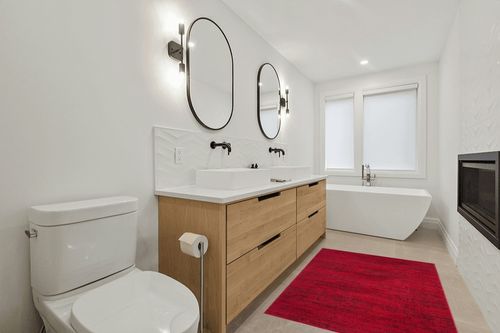 SAFAVIEH Adirondack Collection Accent Rug - 4' x 6', Red & Black, Modern Abstract Design, Non-Shedding & Easy Care, Ideal for High Traffic Areas in Entryway, Living Room, Bedroom (ADR117F) in Scandinavian Neutral bathroom