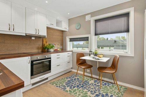 JONATHAN Y SMB110B-4 Zinnia Modern Floral Textured Weave Indoor Outdoor Area-Rug Bohemian Coastal Easy-Cleaning Bedroom Kitchen Backyard Patio Non Shedding, 4 X 6, Navy/Green in Wood and White Small Kitchen