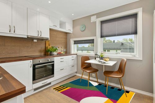 SAFAVIEH Hollywood Collection Accent Rug - 4' x 6', Peacock Blue & Fuchsia, Mid-Century Modern Design, Non-Shedding & Easy Care, Ideal for High Traffic Areas in Foyer, Living Room, Bedroom (HLW706C) in Wood and White Small Kitchen