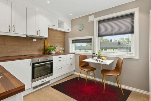 SAFAVIEH Soho Collection 3'6" x 5'6" Brown / Red SOH655T Handmade Premium Wool & Viscose Area Rug in Wood and White Small Kitchen