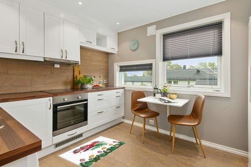 Area Rug 2x3 Feet, Merry Christmas Vintage Red Truck with Xmas Tree Pine Berry Rug, Rugs for Living Room Decor Bedroom Decor Kids Room, Non-Slip Living Room Rugs, Comrft Carpet Washable Rug in Wood and White Small Kitchen