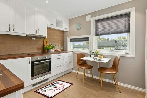 Area Rug, Merry Christmas Santa Claus with Xmas Trees Wreath and Gifts Rug, 2x3 Feet Rugs for Living Room Bedroom Kids Room Kids Room Nursery Classroom, Non-Slip Comrft Carpet Washable Rug in Wood and White Small Kitchen