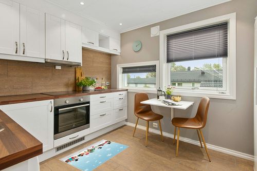 Area Rug 2x3 Feet, Xmas Tree Snowflake Snowman Christmas Rug, Rugs for Living Room Decor Bedroom Decor Kids Room, Non-Slip Living Room Rugs, Comrft Carpet Washable Rug in Wood and White Small Kitchen