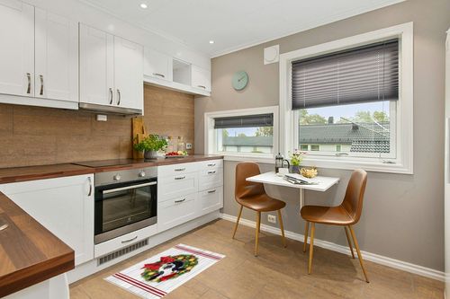 Area Rug, Bow Wreath Colorful Balls Cow Christmas Rug, 2x3 Feet Rugs for Living Room Bedroom Kids Room Kids Room Nursery Classroom, Non-Slip Comrft Carpet Washable Rug in Wood and White Small Kitchen