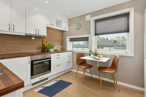 Chaven Home White Blue Blossom Flower Fluffy Shag Bath Mat Aesthetic Flower Area Rugs Warm Soft Plush Shaggy Floor Door Mats for Bathroom/Bedroom/Living Room/Entry Way Decor Dark Blue in Wood and White Small Kitchen