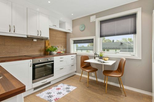 ERXPOOD Winter Christmas Snowflake Ultra Soft Bathroom Rug, Shag Floor Bath Mat Warm Fluffy Carpet Non-Skid Shaggy Washable Door Mats, Geometric Grey Red White Snowflakes Entrance Welcome Rugs in Wood and White Small Kitchen