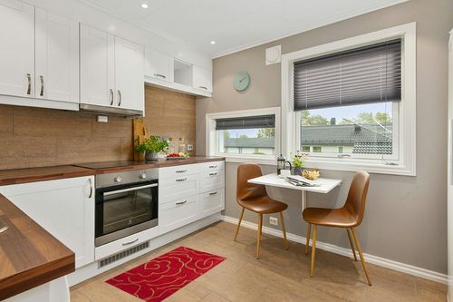 SAFAVIEH Soho Collection 2' x 3' Red SOH812A Handmade Premium Wool & Viscose Accent Rug in Wood and White Small Kitchen