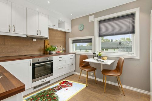 Area Rug, Xmas Tree Snowflakes Red Barn Christmas Rug, 2x3 Feet Rugs for Living Room Bedroom Kids Room Kids Room Nursery Classroom, Non-Slip Comrft Carpet Washable Rug in Wood and White Small Kitchen