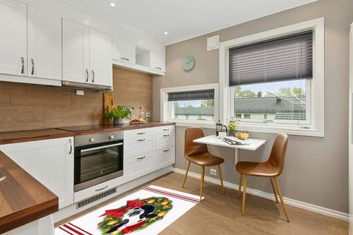 Area Rug, Bow Wreath Colorful Balls Cow Christmas Rug, 2x3 Feet Rugs for Living Room Bedroom Kids Room Kids Room Nursery Classroom, Non-Slip Comrft Carpet Washable Rug in Wood and White Small Kitchen