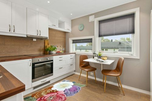 Modern Floral Area Rug 3x5 Sage Red Distressed Living Room Carpet Premium Soft Small Bathmat Machine Washable Dining Kitchen Runner Rugs Multi Home Office Doormat in Wood and White Small Kitchen