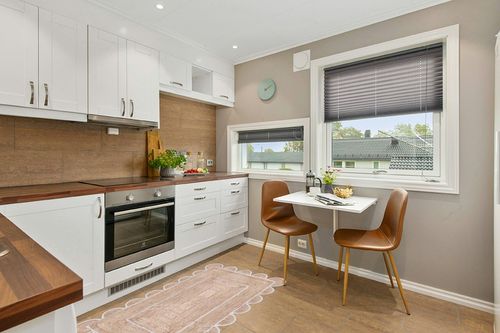 Chouhan Rugs Area Rug Natural Jute Hand Braided Rug White Scalloped Runner in Wood and White Small Kitchen