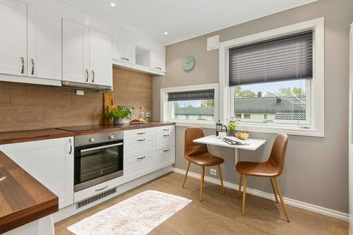 Shag Collection 2'6" x 4' Ivory in Wood and White Small Kitchen