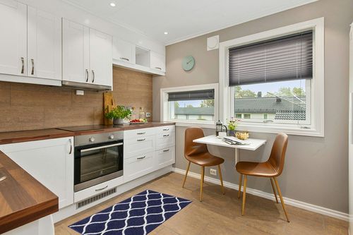Navy Blue/White Contemporary Fade Resistant, Stain-Resistant Kitchen, Bathroom, Bedroom, Hallway Throw Rug in Wood and White Small Kitchen