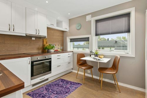 SAFAVIEH Wyndham Collection Accent Rug - 2'6" x 4', Purple, Handmade Modern Wool, Ideal for High Traffic Areas in Entryway, Living Room, Bedroom (WYD376J) in Wood and White Small Kitchen