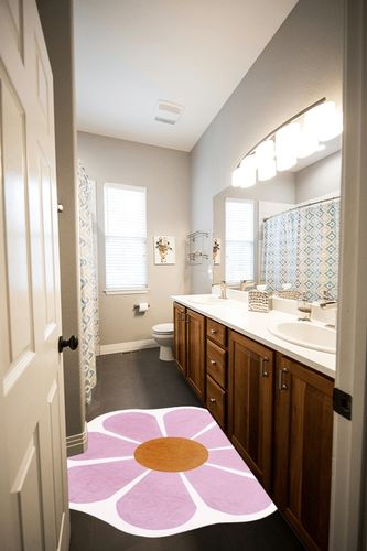 USTIDE Pink Flower Shaped Rug 47x47 Inch, Washable Flower Shaped Rug Soft Flower Rugs for Bedroom in Wooden and Grey Bathroom