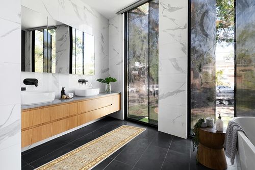 SAFAVIEH Lyndhurst Collection Runner Rug - 2'3" x 8', Light Blue & Ivory, Traditional Oriental Design, Non-Shedding & Easy Care, Ideal for High Traffic Areas in Living Room, Bedroom (LNH312B) in Modern Black Tiled bathroom