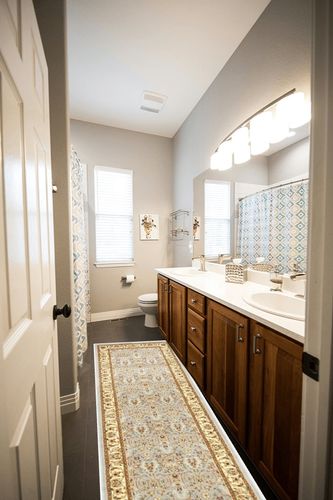 SAFAVIEH Lyndhurst Collection Runner Rug - 2'3" x 8', Light Blue & Ivory, Traditional Oriental Design, Non-Shedding & Easy Care, Ideal for High Traffic Areas in Living Room, Bedroom (LNH312B) in Wooden and Grey Bathroom