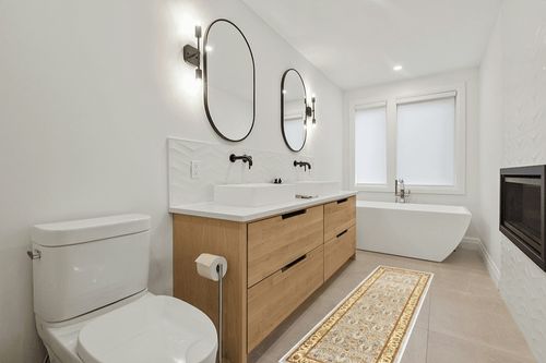 SAFAVIEH Lyndhurst Collection Runner Rug - 2'3" x 8', Light Blue & Ivory, Traditional Oriental Design, Non-Shedding & Easy Care, Ideal for High Traffic Areas in Living Room, Bedroom (LNH312B) in Scandinavian Neutral bathroom