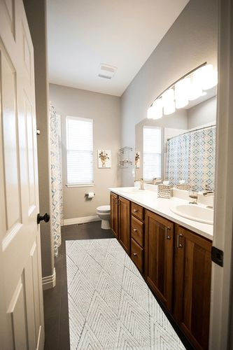 CosmoLiving by Cosmopolitan Chanai CN30A Alabaster Geometric Contemporary Area Rug, 2'0"x8'0" in Wooden and Grey Bathroom