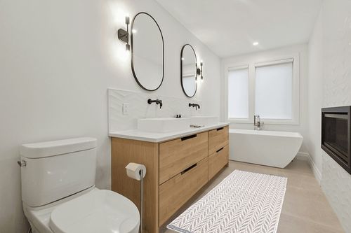 Dash and Albert Kingsley Handwoven Indoor/Outdoor Rug, Runner-2.5 X 8 Feet, Ivory/Blue Geometric Pattern in Scandinavian Neutral bathroom