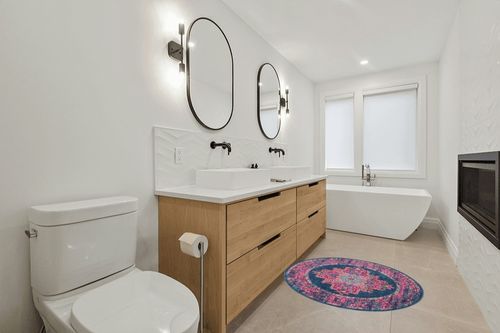 HomeRoots 4' Blue Round Power Loom Area Rug in Scandinavian Neutral bathroom