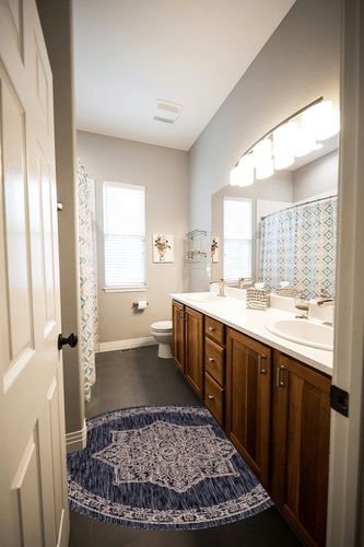 Unique Loom Outdoor Traditional Collection Area Rug - Antique (4' 1" Round, Charcoal Gray/ Natural) in Wooden and Grey Bathroom