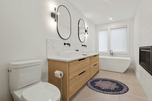 Unique Loom Outdoor Traditional Collection Area Rug - Antique (4' 1" Round, Charcoal Gray/ Natural) in Scandinavian Neutral bathroom