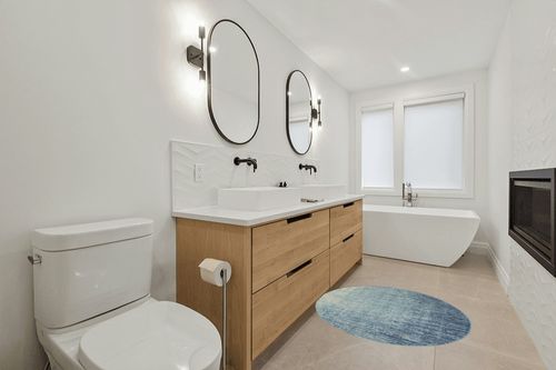 HomeRoots 4' Ivory and Blue Round Abstract Power Loom Area Rug in Scandinavian Neutral bathroom