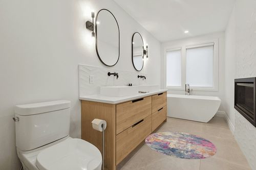 HomeRoots 4' Blue and Pink Round Abstract Power Loom Area Rug in Scandinavian Neutral bathroom