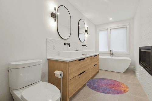 HomeRoots 4' Blue and Pink Round Abstract Power Loom Area Rug in Scandinavian Neutral bathroom