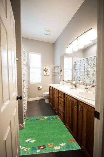 SAFAVIEH Kids Collection Area Rug - 4' Round, Green & Multi, Handmade Grass and Flowers Wool, Ideal for High Traffic Areas in Living Room, Bedroom (SFK751A) in Wooden and Grey Bathroom