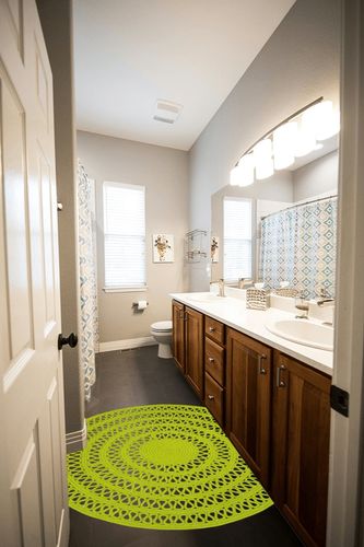 Dash and Albert Bowline Sprout Handwoven Indoor/Outdoor Round Rug, 4' Round Feet, Green Solid Pattern in Wooden and Grey Bathroom