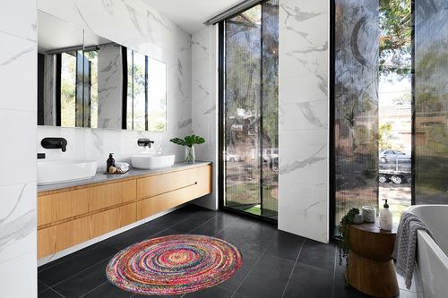 nuLOOM Tammara Bohemian Hand Braided Accent Rug, 4' Round, Multi in Modern Black Tiled bathroom