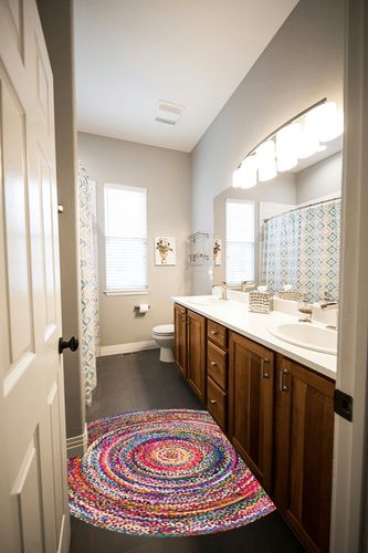 nuLOOM Tammara Bohemian Hand Braided Accent Rug, 4' Round, Multi in Wooden and Grey Bathroom