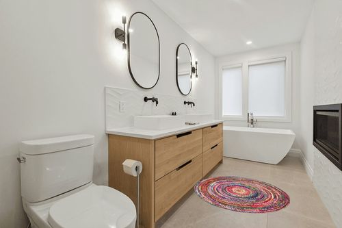 nuLOOM Tammara Bohemian Hand Braided Accent Rug, 4' Round, Multi in Scandinavian Neutral bathroom